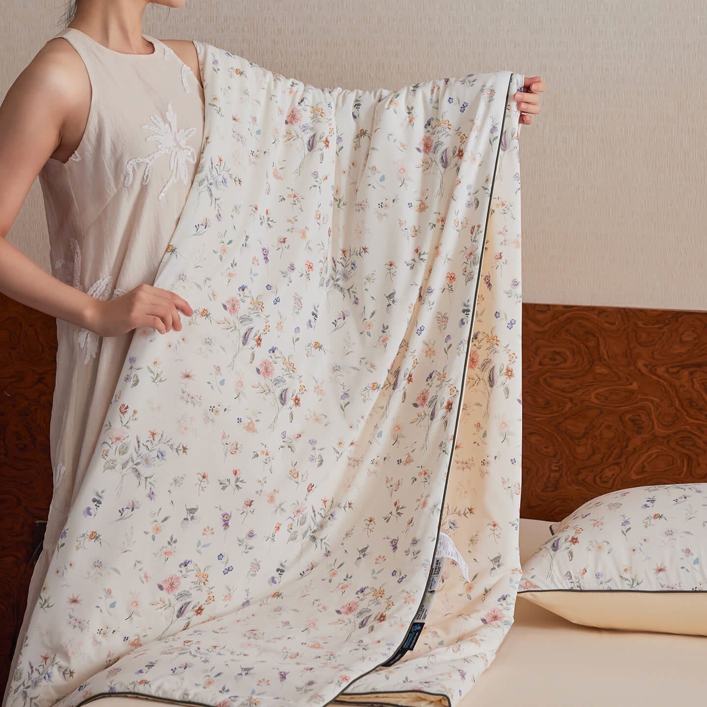 Willowmere Midsummer Dream Reversible Instant-Cooling Summer Quilt - image 6
